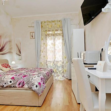 Deluxe Rooms And Chilling Jacuzzi Suite Guesthouse Rome Room photo