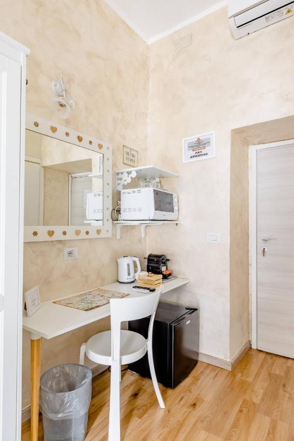 Deluxe Rooms And Chilling Jacuzzi Suite Guesthouse Rome Exterior photo